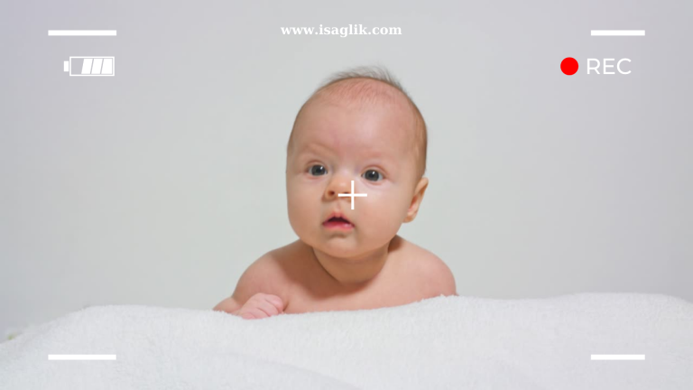 Bebeklerde kafa şekli bozukluğu, çeşitli faktörlerden kaynaklanabilir ve genellikle doğum öncesi, doğum sırası veya doğum sonrası dönemlerde ortaya çıkabilir.