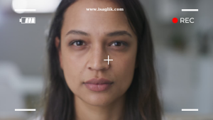 Çenende çıkan kılların artışı veya belirginleşmesi, genellikle hormonal değişiklikler, genetik faktörler, kullanılan ilaçlar, polikistik over sendromu gibi sağlık sorunları veya diğer bazı durumlarla ilişkili olabilir.