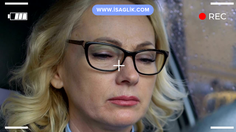 Diş minesi aşınması, dişlerin dış yüzeyindeki mine tabakasının aşınması veya incelmesi durumudur. Bu, sıcak veya soğuk gıdalara karşı hassasiyet, renk değişiklikleri ve diş çürüğü riskinde artış gibi sorunlara yol açabilir.