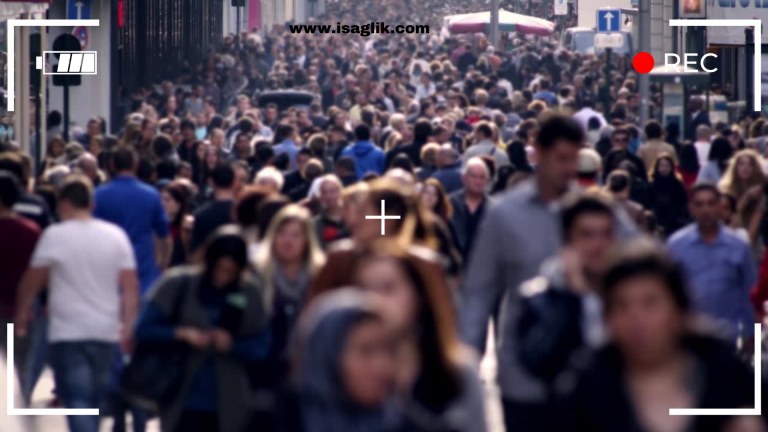 Türkiye genelinde hastane doluluk oranlarının artış gösterdiği ve bu durumun Sağlık Bakanı tarafından özellikle İstanbul'a dikkat çekildiği bildirildi.