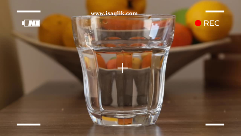 Mucovit C 600 mg, C vitamini (askorbik asit) içeren bir vitamin takviyesidir. C vitamini, vücut için temel bir antioksidan olan ve bir dizi biyolojik fonksiyonda rol oynayan bir vitamin türüdür.