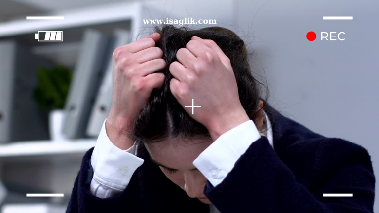 Bir ergenin sinir krizi geçirdiğinde, ona yaklaşmak ve doğru davranmak önemlidir. İlk olarak, sakin ve anlayışlı bir tutum sergilemek önemlidir.