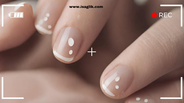 Tırnak üzerindeki beyaz lekeler, genellikle "leukonychia" olarak adlandırılan bir durumu ifade eder. Bu beyaz lekeler, tırnak plağındaki keratin proteinindeki anormal birikim veya bozulma sonucu ortaya çıkar.