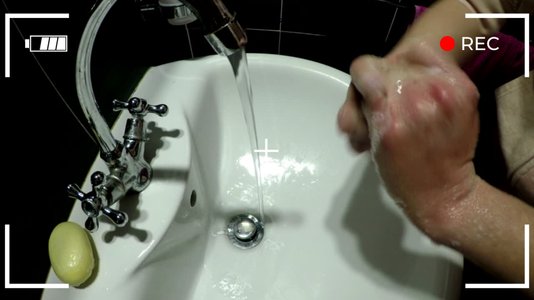 Obsesif Kompulsif Bozukluk (OKB), kişinin aklına sürekli olarak gelen, rahatsız edici, takıntılı düşünceleri (obsesyonlar) ve bu düşünceleri hafifletmek veya ortadan kaldırmak için gerçekleştirdiği tekrarlayıcı davranışları (kompulsiyonlar) içeren bir zihinsel sağlık bozukluğudur.