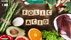 Folik asit, vücut için temel bir vitamin olan B vitamini kompleksinin bir parçasıdır ve hücre yenilenmesi, DNA sentezi ve kırmızı kan hücrelerinin üretimi gibi birçok önemli işlevde rol oynar.