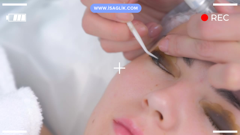 Bu işlem, kirpik kıvırmak için kullanılan geleneksel kirpik kıvırıcılardan farklıdır çünkü daha uzun süre etkili olabilir ve daha doğal bir görünüm sunar.